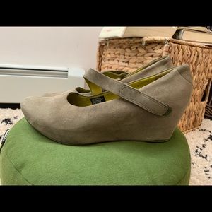 Tsubo Suede Olive Green Platform Wedge Size 10